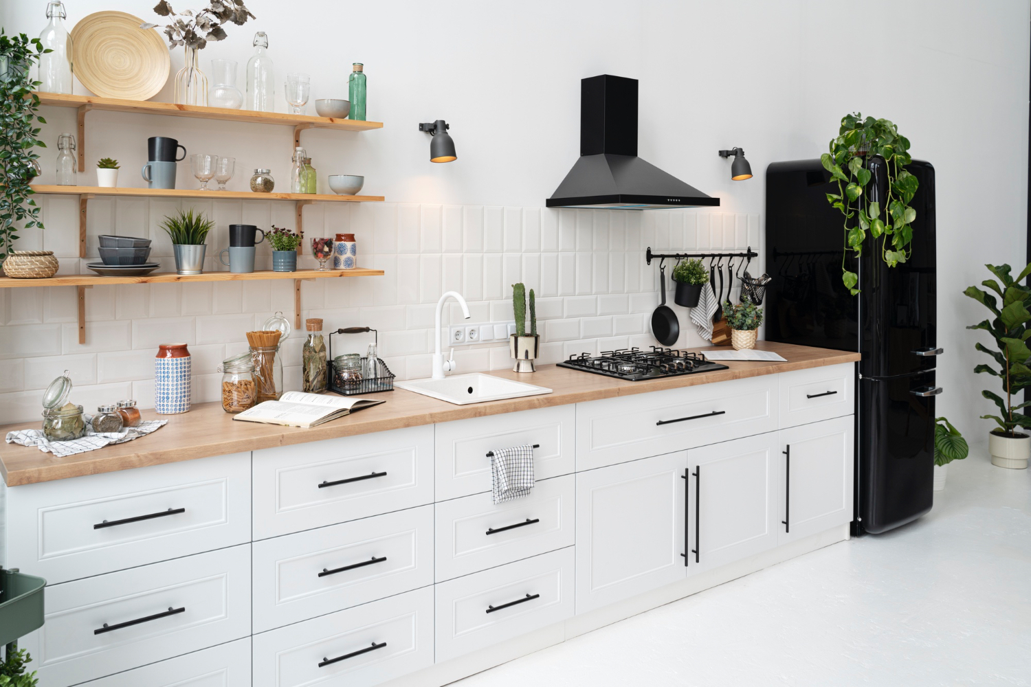 Cuando estamos dise&ntilde;ando o renovando nuestra cocina, solemos centrarnos en los muebles, la distribuci&oacute;n o incluso en los electrodom&eacute;sticos de &uacute;ltima generaci&oacute;n. Sin embargo, hay un peque&ntilde;o, pero importante, detalle que no podemos pasar por alto: los tiradores. Este accesorio no solo tiene un prop&oacute;sito funcional, sino que tambi&eacute;n es un elemento clave en la est&eacute;tica de la cocina. 