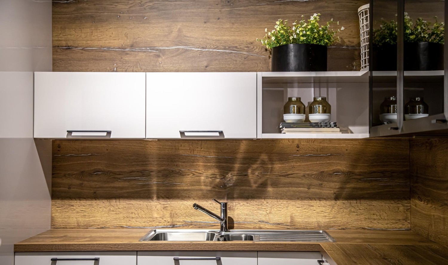 La cocina es uno de los espacios m&aacute;s importantes del hogar. No solo es el lugar donde se preparan los alimentos, sino que tambi&eacute;n puede ser un punto de reuni&oacute;n familiar y social. Para que este espacio sea eficiente, organizado y c&oacute;modo, contar con muebles funcionales es muy importante. 