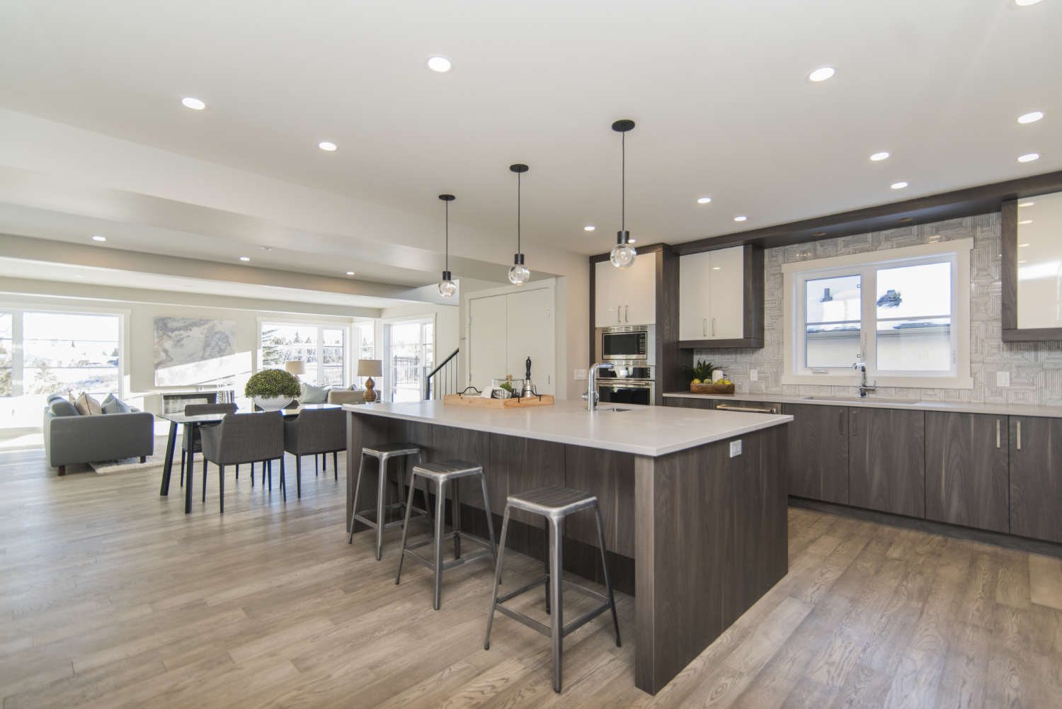 Renovar la cocina puede ser una tarea emocionante, pero tambi&eacute;n desafiante. La cocina es uno de los espacios m&aacute;s importantes del hogar, ya que es el lugar donde preparamos los alimentos, compartimos momentos en familia y pasamos gran parte de nuestro tiempo. Por esta raz&oacute;n, es fundamental que su dise&ntilde;o sea pr&aacute;ctico, funcional y est&eacute;ticamente agradable.

