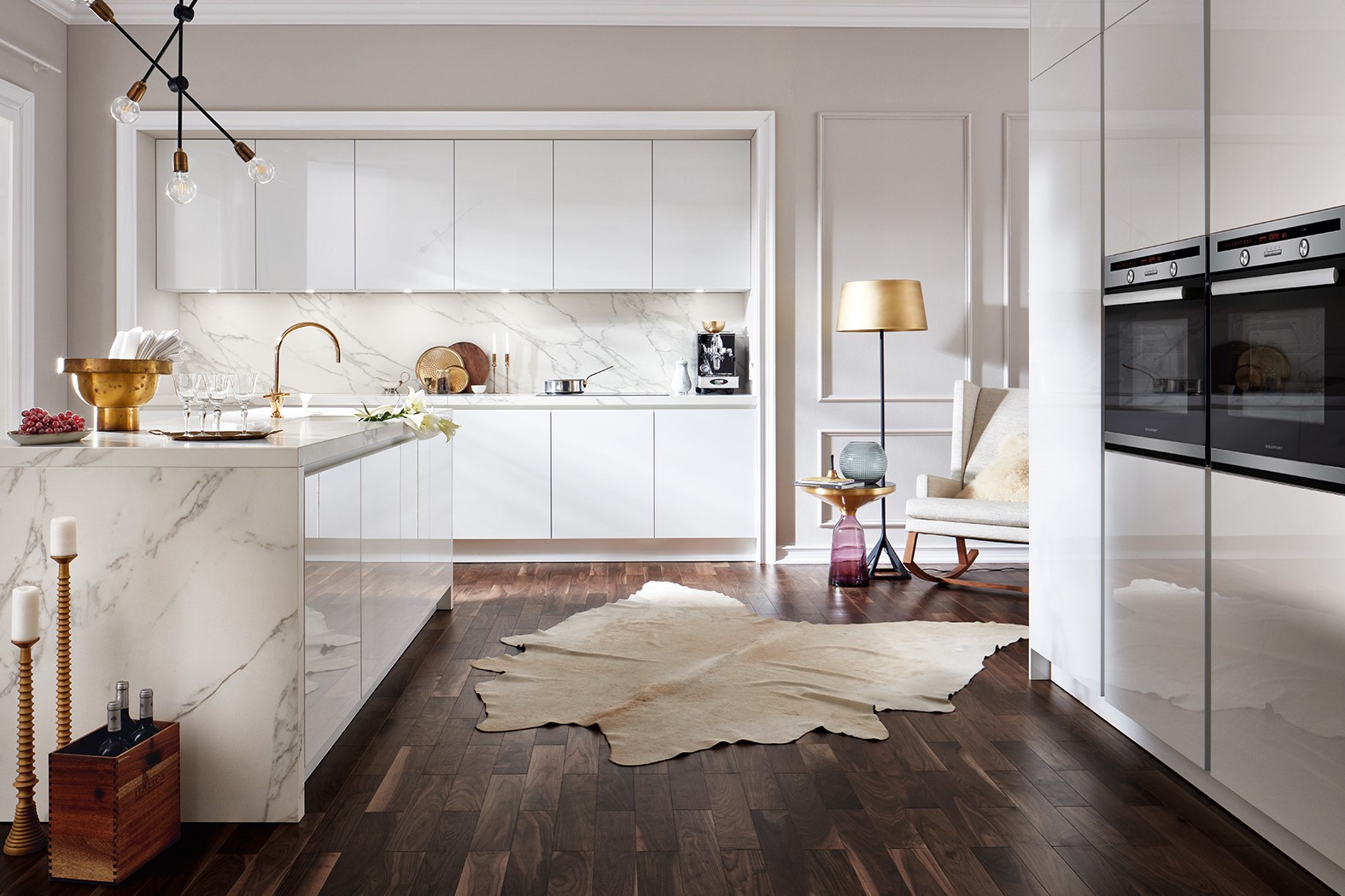 Al decorar una cocina moderna en Sevilla, no se trata solo de lograr un aspecto visualmente agradable, sino tambi&eacute;n de asegurar que el espacio sea pr&aacute;ctico y f&aacute;cil de usar.