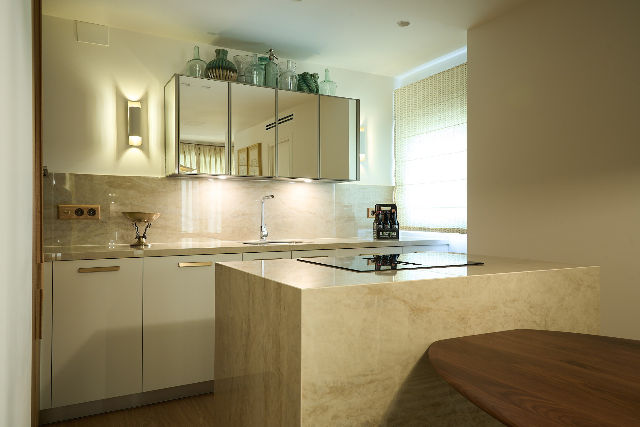 La elecci&oacute;n de la encimera de cocina es una de las decisiones m&aacute;s importantes a la hora de dise&ntilde;ar una cocina de lujo. No solo es un elemento funcional, sino que tambi&eacute;n define el estilo, la personalidad y el ambiente del espacio. 
