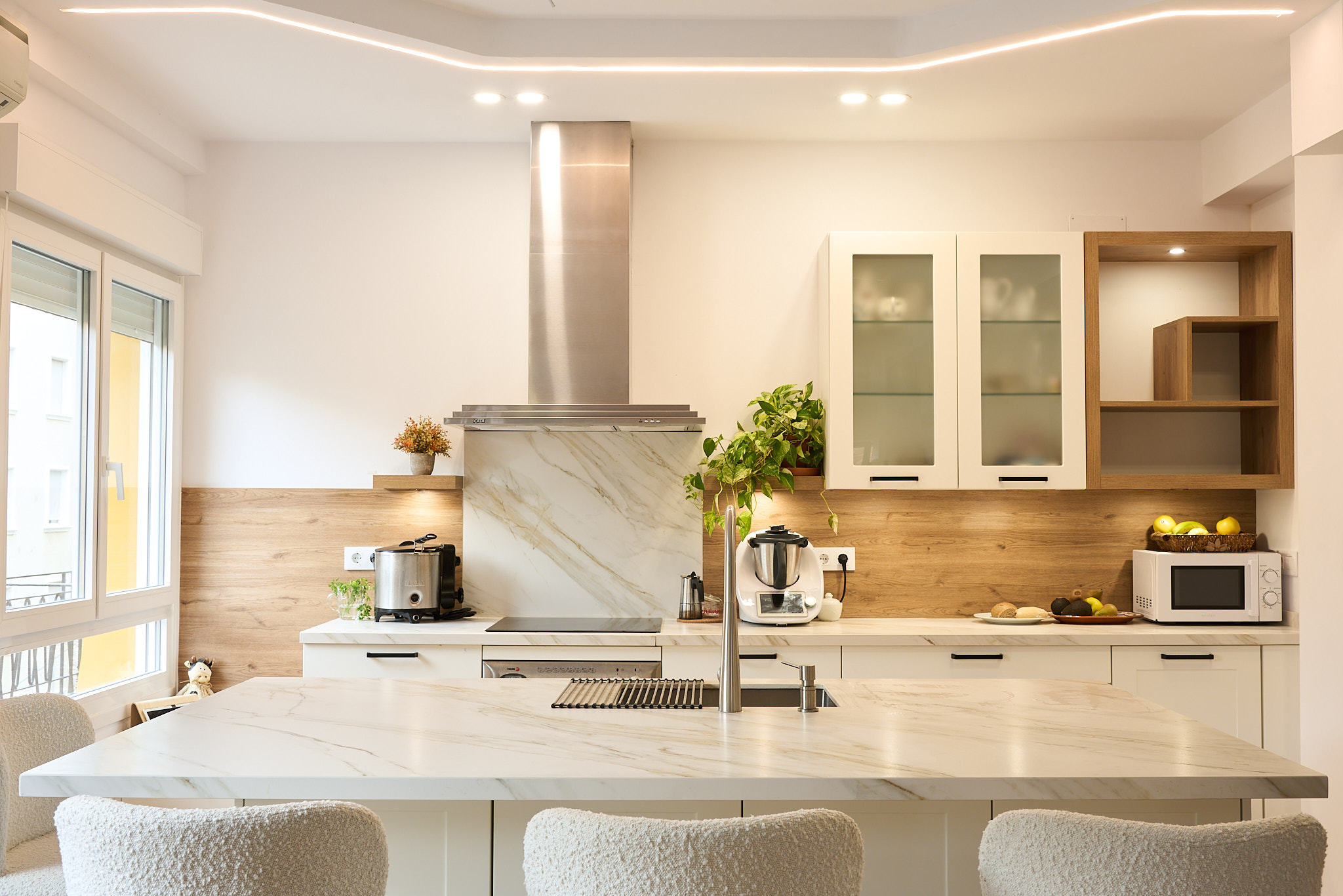 La cocina es uno de los lugares donde m&aacute;s vivimos la Navidad: se preparan recetas especiales, se comparten momentos en familia y se respira un ambiente festivo &uacute;nico. Aunque solemos centrar la decoraci&oacute;n en el sal&oacute;n o el comedor, darle un toque navide&ntilde;o a la cocina puede transformar por completo la experiencia durante estas fechas.
