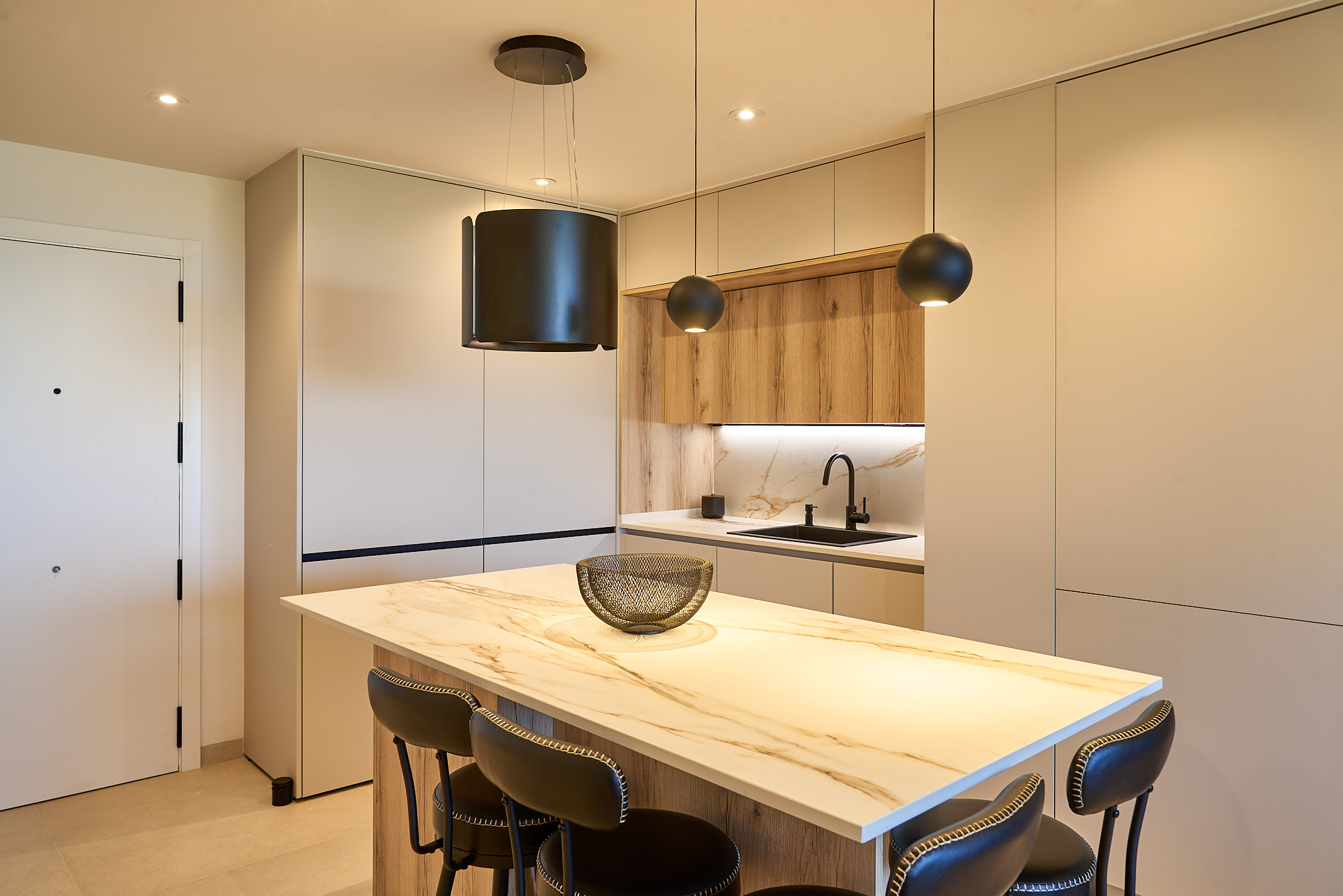 &iquest;Es mejor aprovechar toda la pared y llevar los muebles hasta el techo? &iquest;O dejar un espacio libre en la parte superior?
Las dos opciones pueden funcionar. La elecci&oacute;n depender&aacute; de la altura de la cocina, del almacenamiento que necesites, del estilo que busques y, sobre todo, de c&oacute;mo quieras utilizar el espacio.
