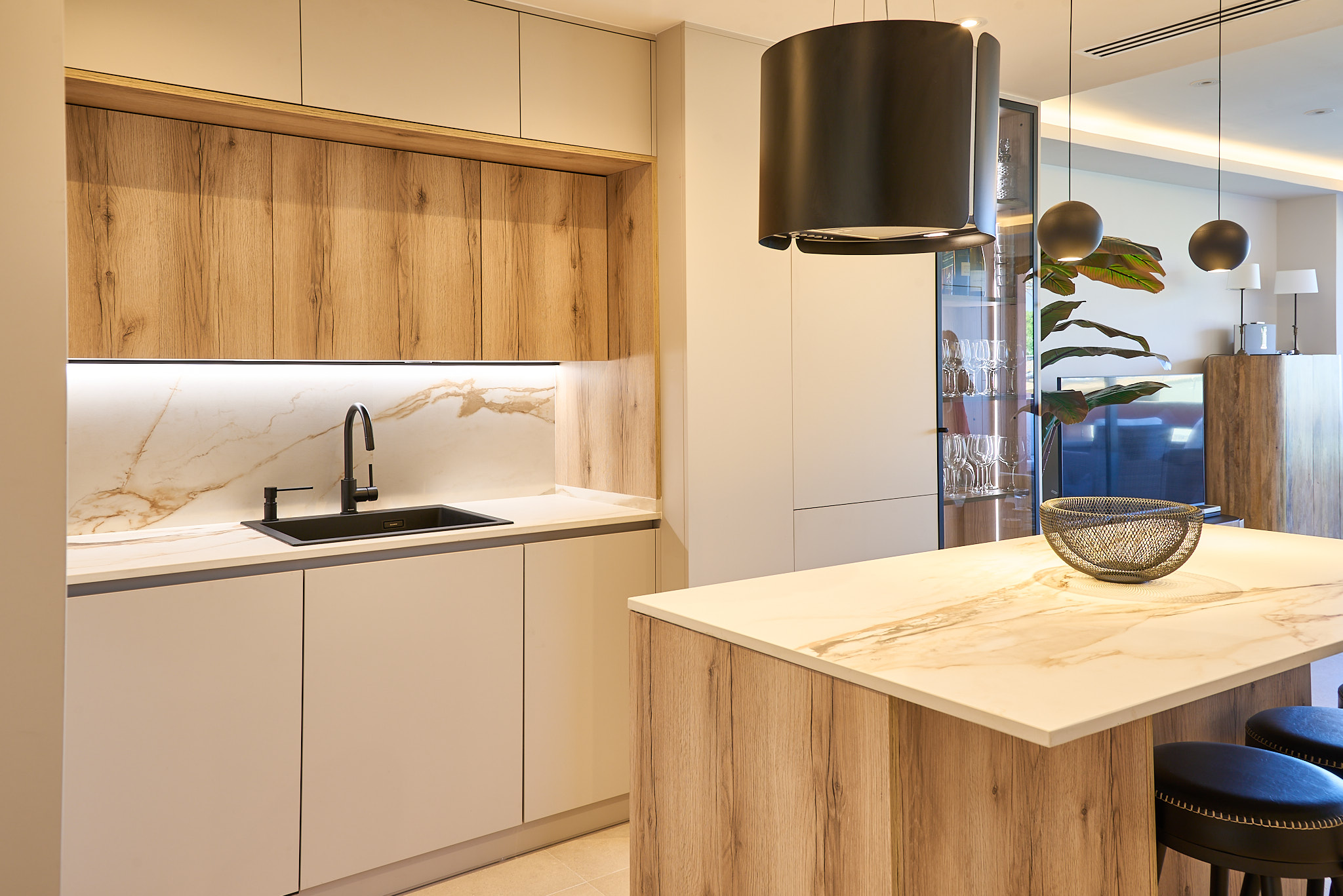 Cuando llega el momento de dise&ntilde;ar una cocina nueva, es normal tener muchas dudas. Algunas personas empiezan buscando la encimera perfecta, otras se enamoran de un modelo de mueble o incluso compran los electrodom&eacute;sticos antes de tener el proyecto definido.
Sin embargo, para conseguir una cocina funcional, pr&aacute;ctica y bien aprovechada, el orden en el que se toman las decisiones es mucho m&aacute;s importante de lo que parece.
