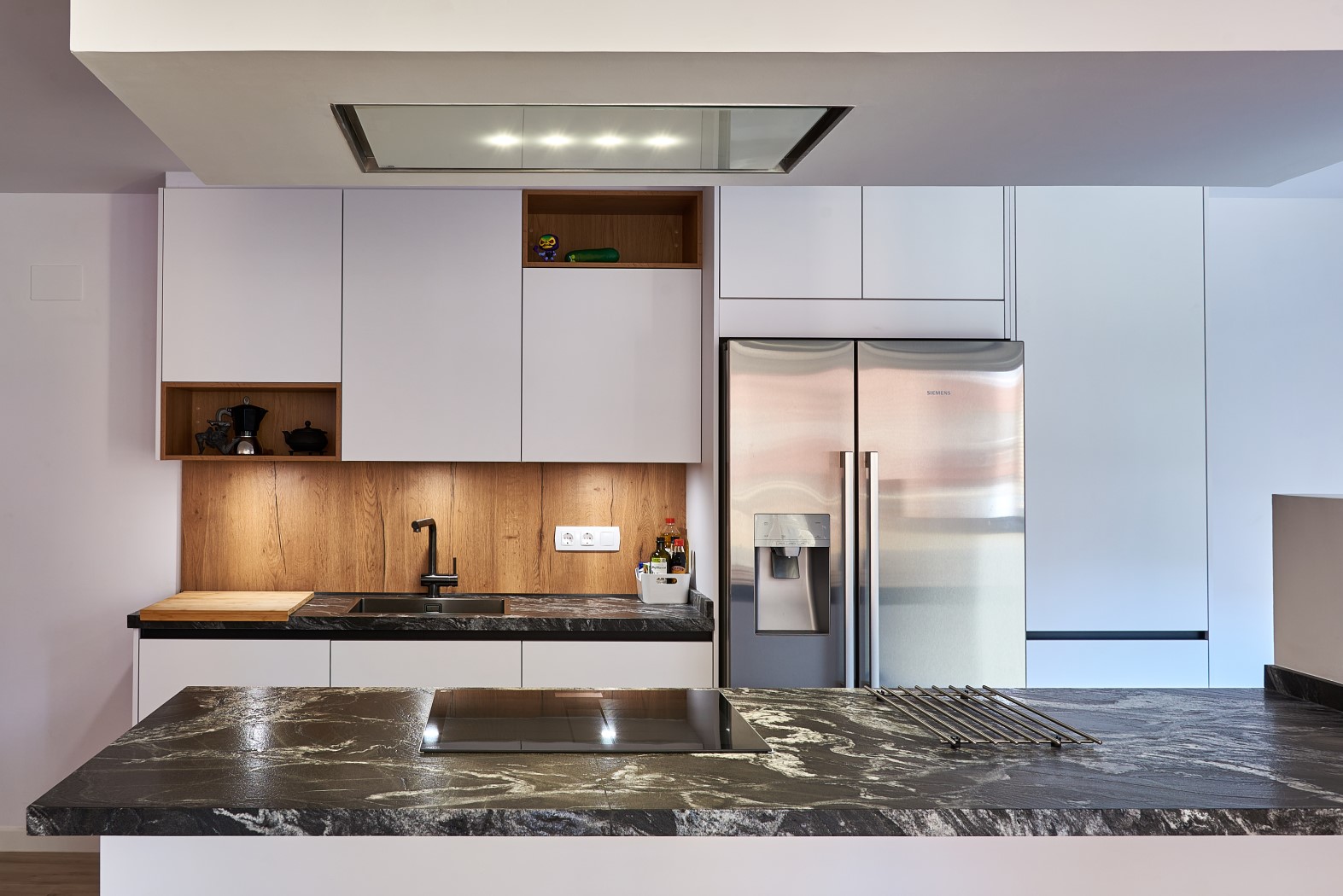 Reformar una cocina es una de las decisiones m&aacute;s importantes dentro de una vivienda.
Es una inversi&oacute;n que afecta al d&iacute;a a d&iacute;a, a la comodidad y tambi&eacute;n al valor de la casa.
Sin embargo, muchas reformas acaban teniendo problemas que podr&iacute;an haberse evitado desde el principio: falta de almacenaje, mala iluminaci&oacute;n, distribuciones inc&oacute;modas o materiales poco pr&aacute;cticos.
En Luj&aacute;n Cocinas vemos a menudo errores que se repiten. Por eso, hemos recopilado algunos de los m&aacute;s habituales para ayudarte a tomar mejores decisiones antes de reformar tu cocina.