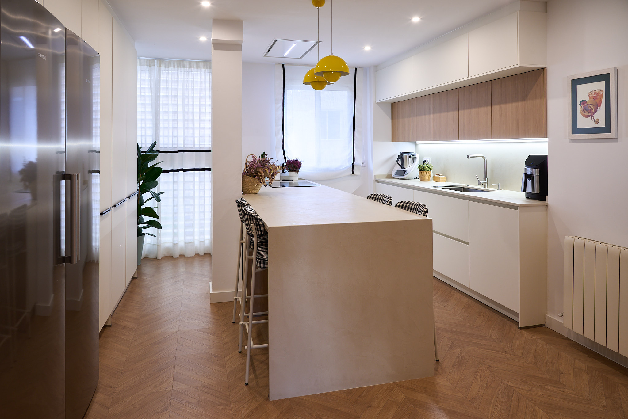 Cocina lacado blanco Tiradores en acabado negro. Con isla